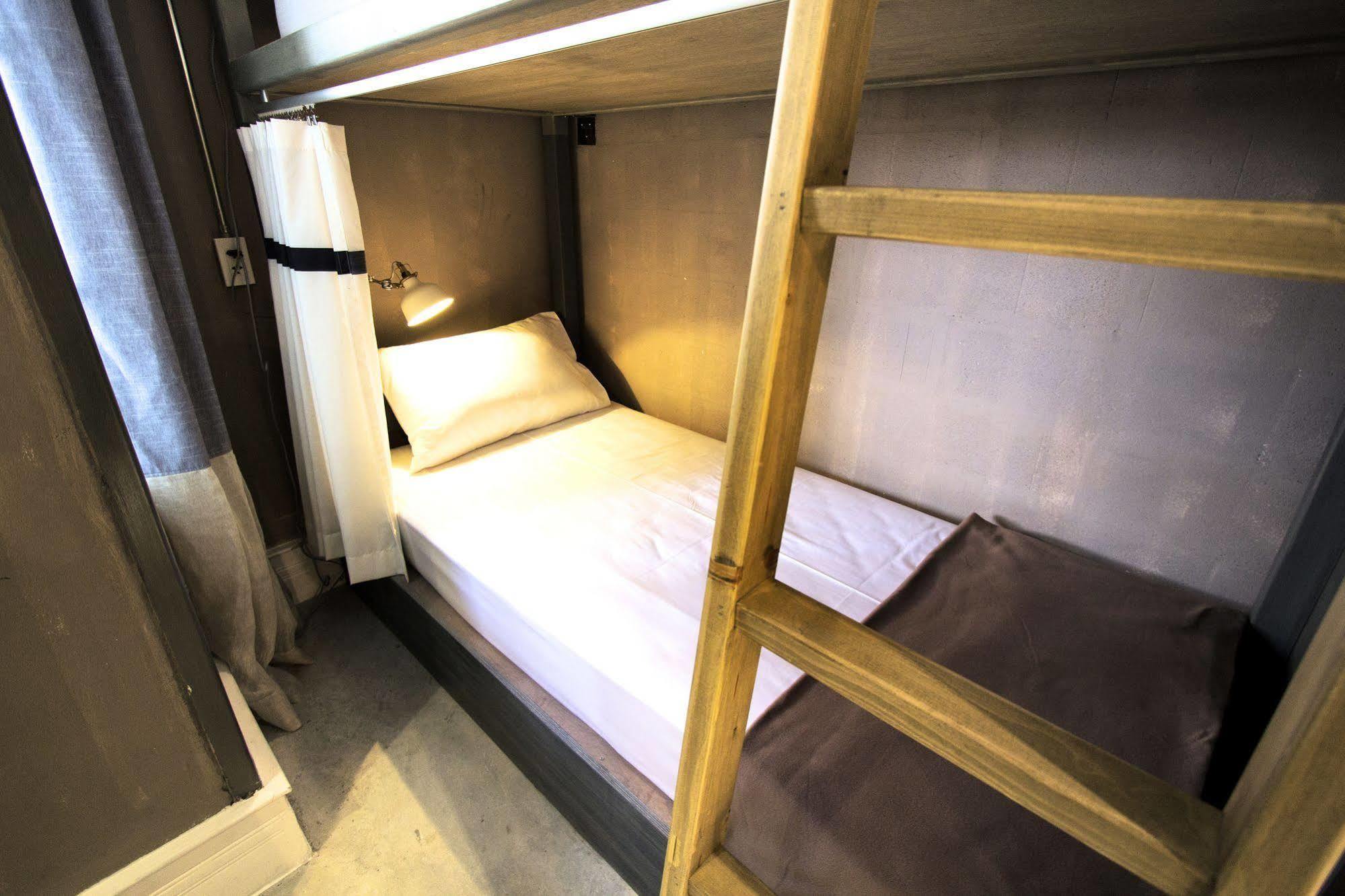 Oneday Hostel Sukhumvit 26 Bangkok Esterno foto